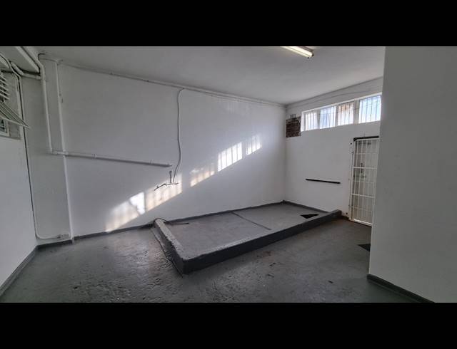 250M² BUILDING TO LET IN WOODSTOCK